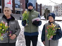 Саратовские активисты поздравили женщин-волонтёров и семьи героев с наступающим 8 Марта   