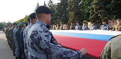 В День Государственного флага на территории  Саратовского военного института Росгвардии военнослужащие и сотрудники ведомства растянули огромный триколор 