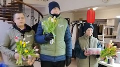 Саратовские активисты поздравили женщин-волонтёров и семьи героев с наступающим 8 Марта   