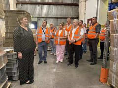 Участники региональной программы "Наши герои" познакомились с производственным процессом на швейной фабрике